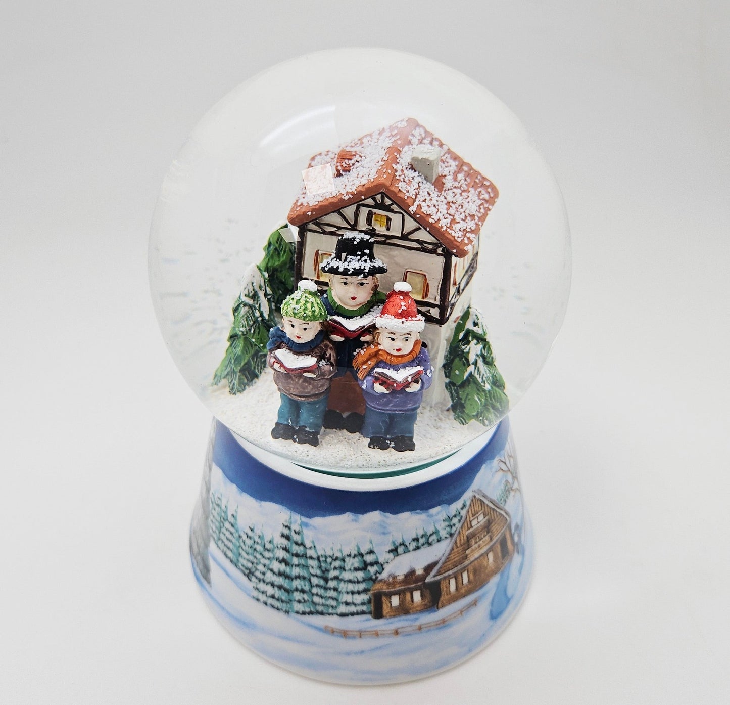 Schneekugel Weihnachtssinger vor Fachwerkhaus auf Sockel Winterlandschaft mit Spieluhr 10 cm Durchmesser - Schneekugelhaus