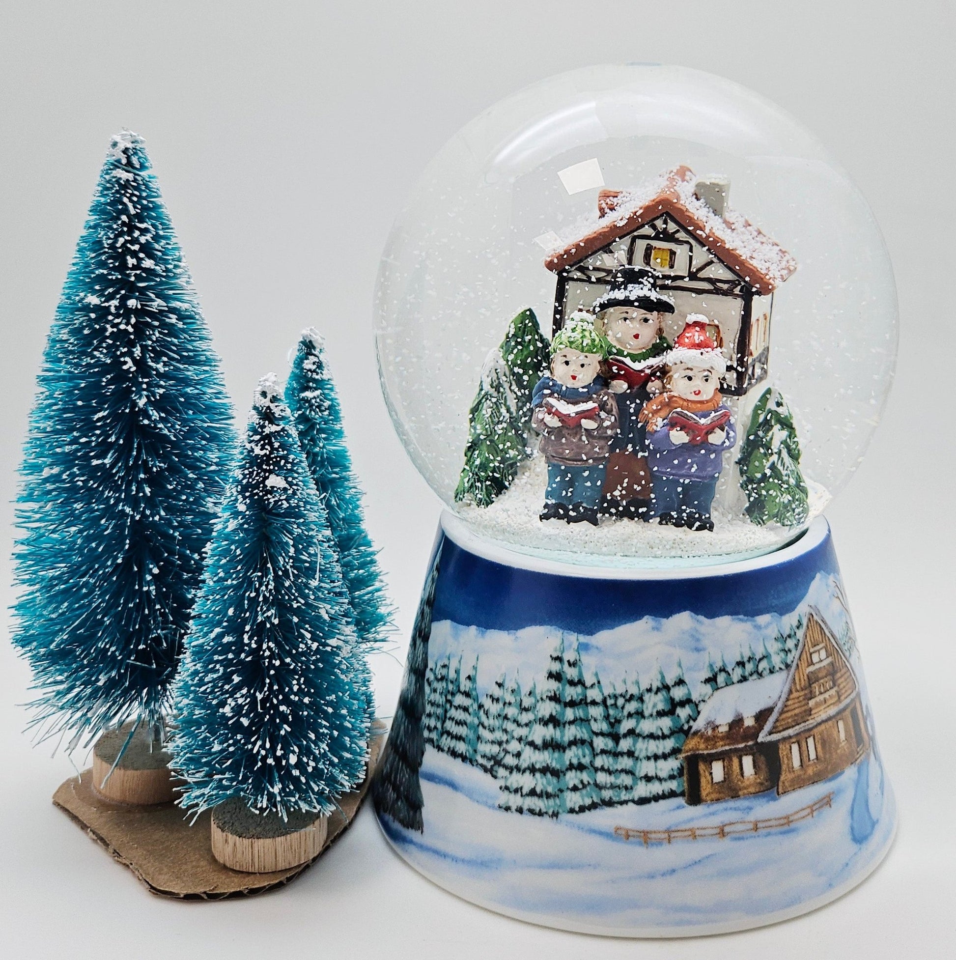 Schneekugel Weihnachtssinger vor Fachwerkhaus auf Sockel Winterlandschaft mit Spieluhr 10 cm Durchmesser - Schneekugelhaus