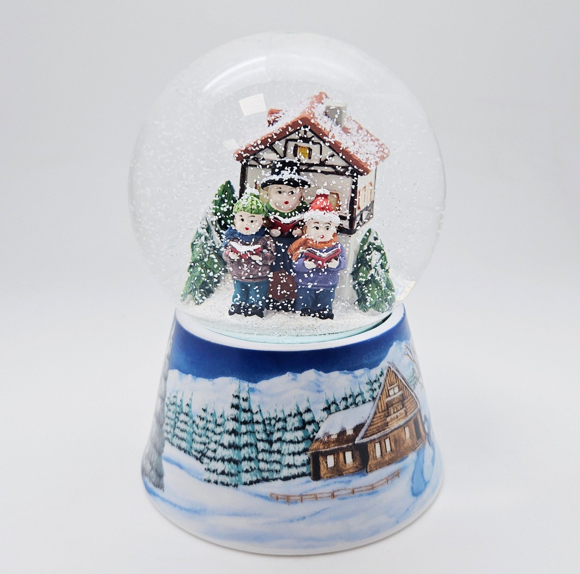 Schneekugel Weihnachtssinger vor Fachwerkhaus auf Sockel Winterlandschaft mit Spieluhr 10 cm Durchmesser - Schneekugelhaus
