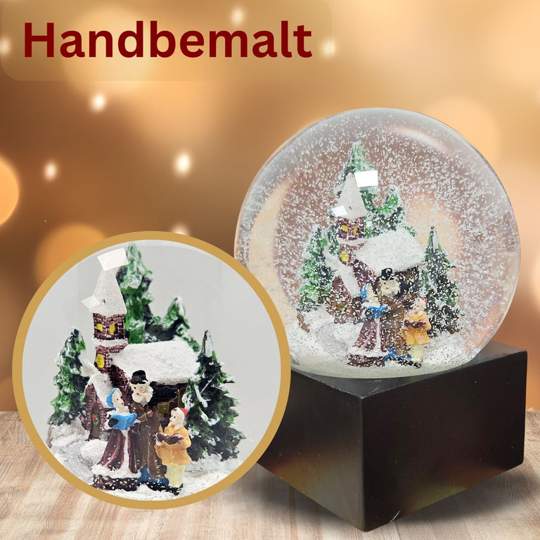 Schneekugel Weihnachtsspaziergang auf Sockel schwarz eckig "PURE - Line" 10 cm Durchmesser - Schneekugelhaus