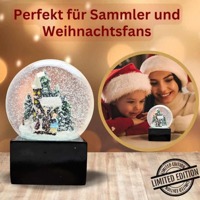 Schneekugel Weihnachtsspaziergang auf Sockel schwarz eckig "PURE - Line" 10 cm Durchmesser - Schneekugelhaus