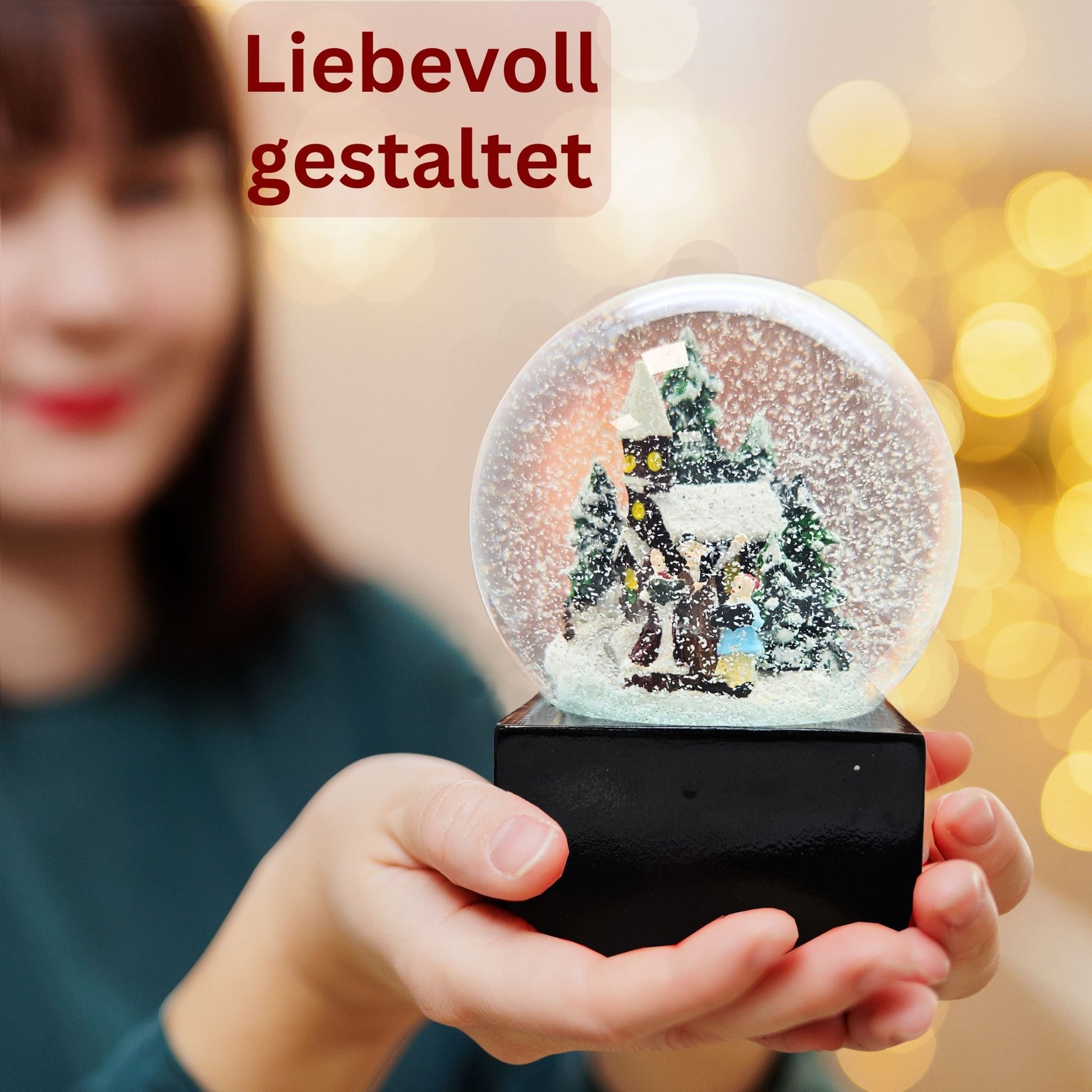 Schneekugel Weihnachtsspaziergang auf Sockel schwarz eckig "PURE - Line" 10 cm Durchmesser - Schneekugelhaus