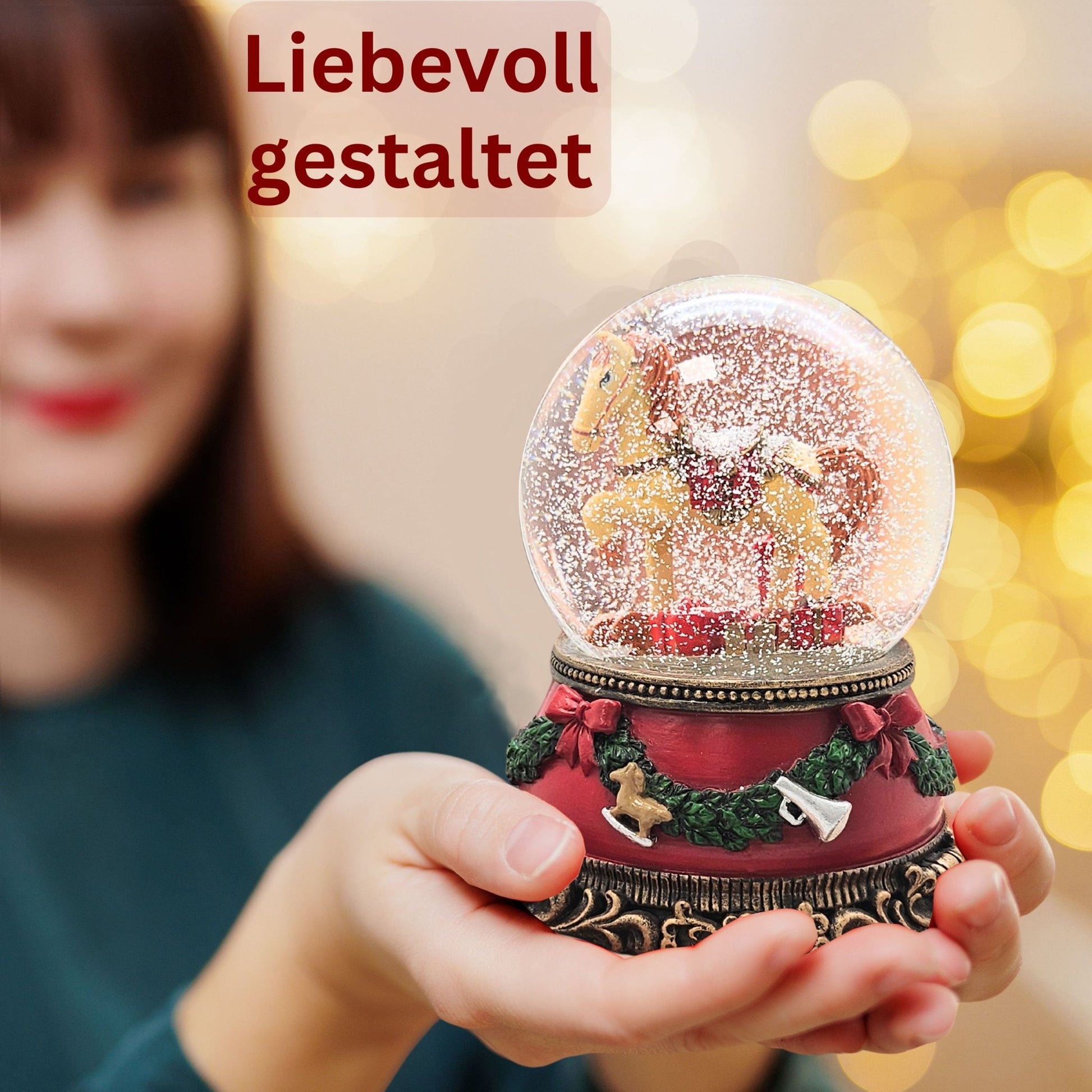 Schöne Schneekugel Schaukelpferd mit Geschenken auf Sockel Weihnachtsdekor rot mm Durchmesser mit Spieluhr - Schneekugelhaus