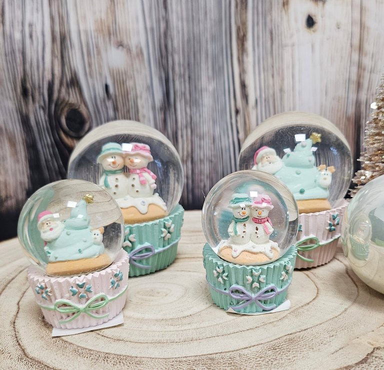 Süße Mini - Schneekugel Muffin rosa Santa auf Sockel Weihnachtsbäckerei 45 mm Durchmesser - Schneekugelhaus