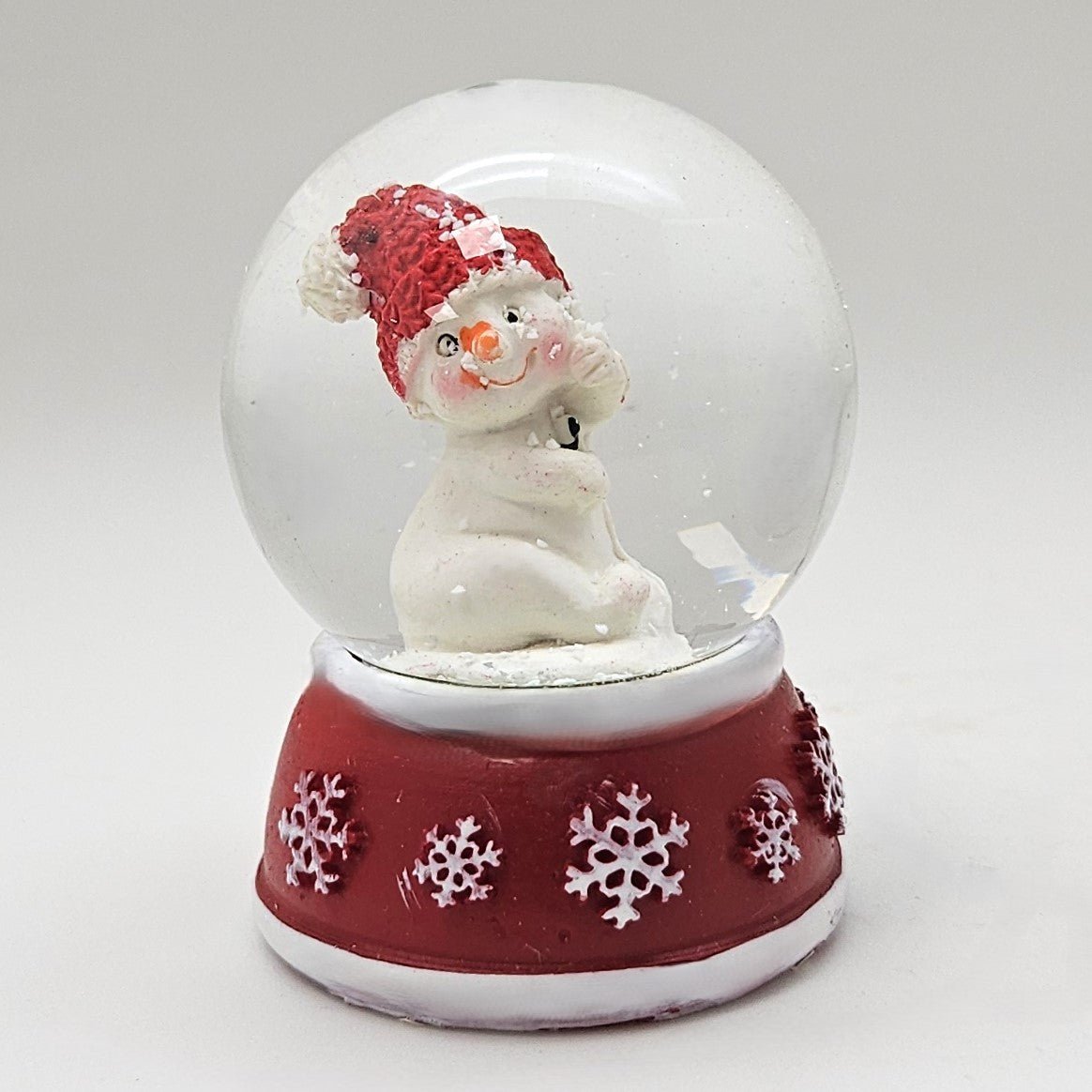 Süße Mini - Schneekugel Schneemann dreht sich auf Sockel rot weiße Schneeeflocke B: 45mm - Schneekugelhaus