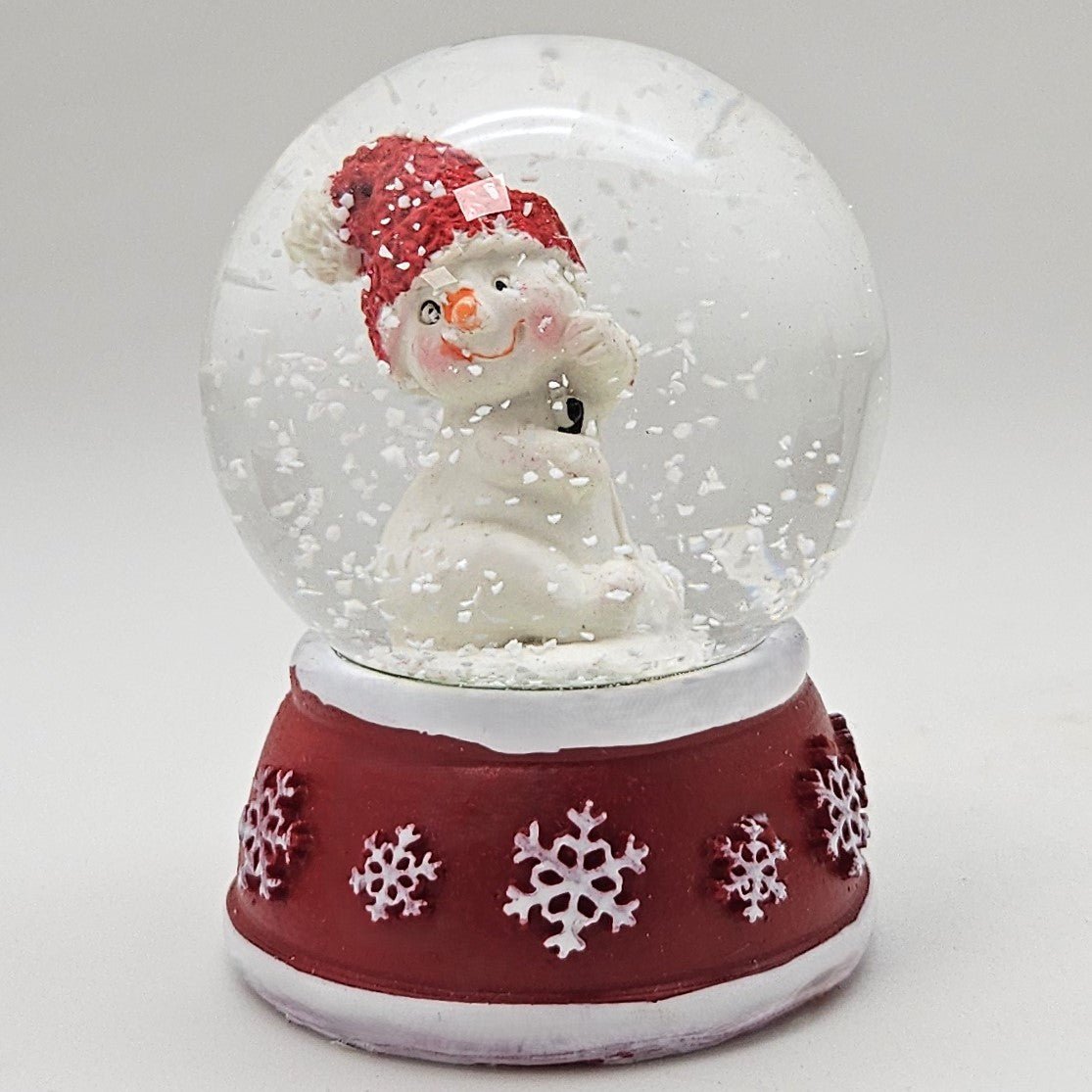 Süße Mini - Schneekugel Schneemann dreht sich auf Sockel rot weiße Schneeeflocke B: 45mm - Schneekugelhaus