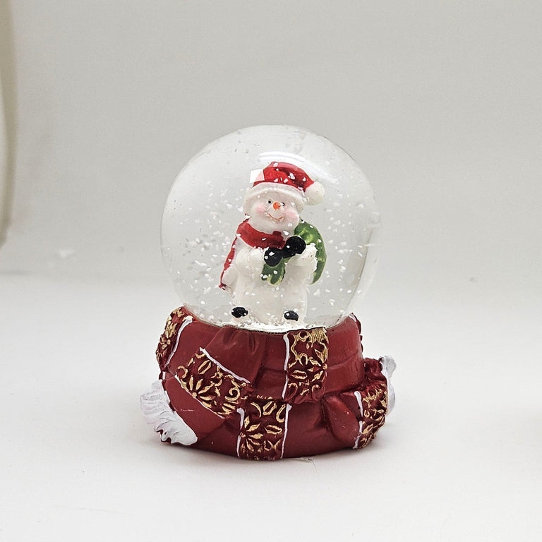 Süße Mini - Schneekugel Schneemann grüner Sack auf Sockel rot gold Winterschal B: 45mm - Schneekugelhaus