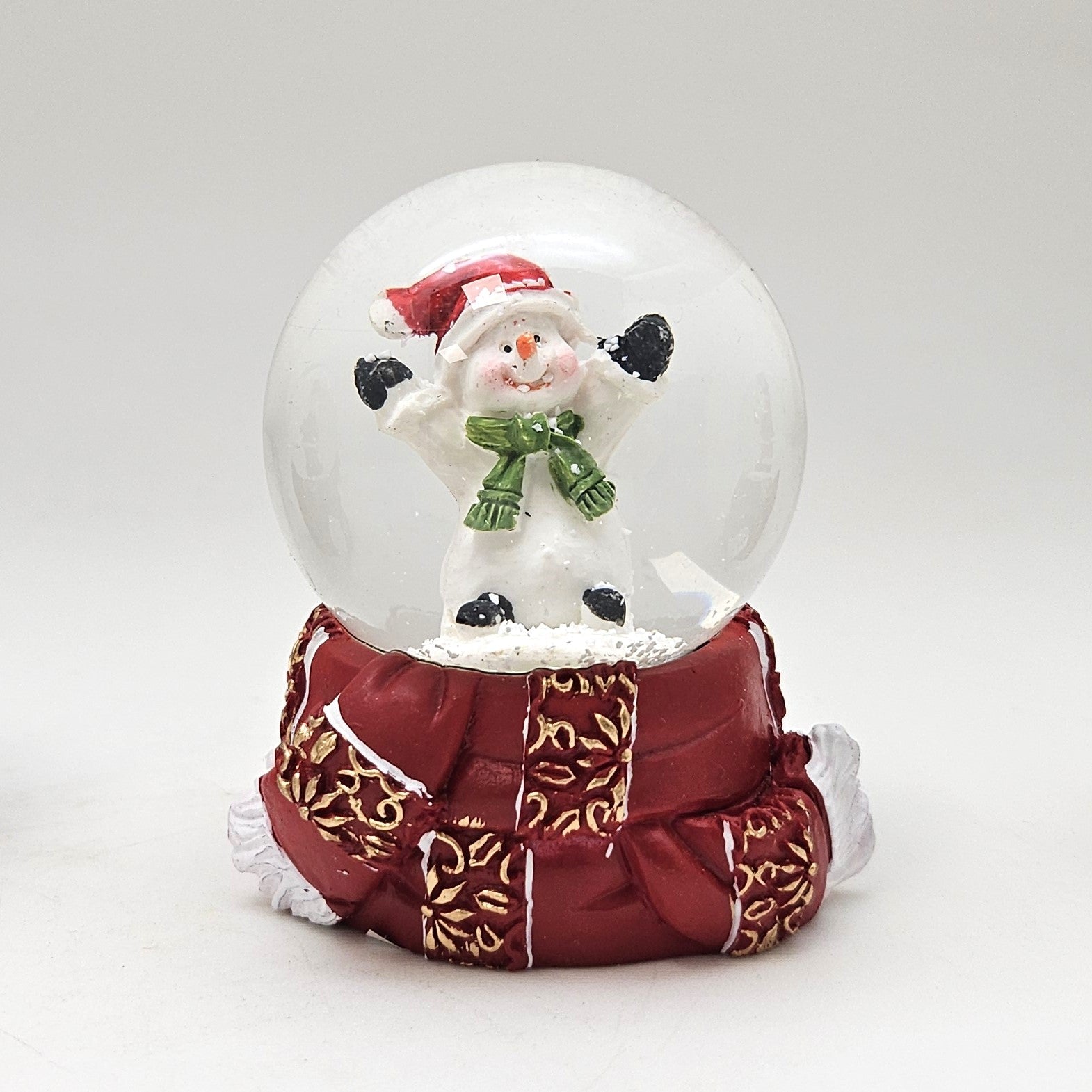 Süße Mini - Schneekugel Schneemann grüner Schal auf Sockel rot gold Winterschal B: 45mm - Schneekugelhaus