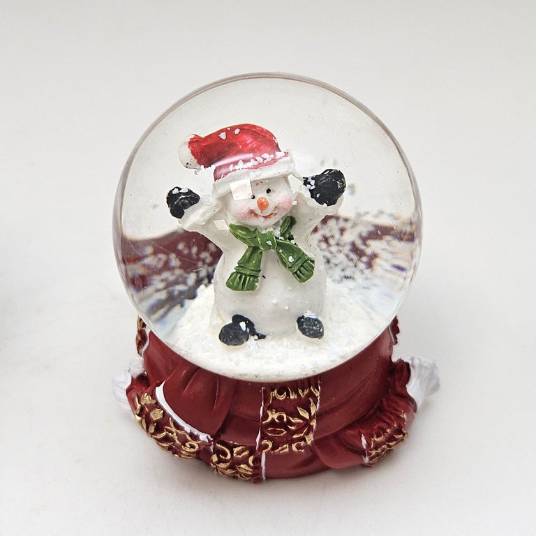 Süße Mini - Schneekugel Schneemann grüner Schal auf Sockel rot gold Winterschal B: 45mm - Schneekugelhaus