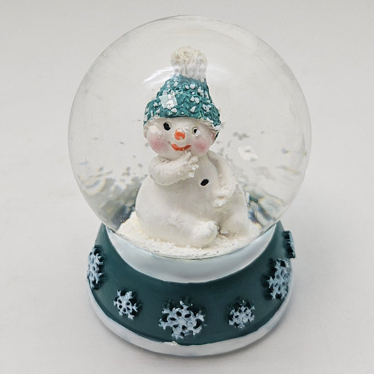 Süße Mini - Schneekugel Schneemann Hand am Mund auf Sockel türkis weiße Schneeeflocke B: 45mm - Schneekugelhaus
