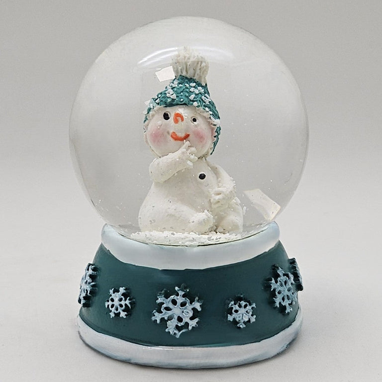 Süße Mini - Schneekugel Schneemann Hand am Mund auf Sockel türkis weiße Schneeeflocke B: 45mm - Schneekugelhaus