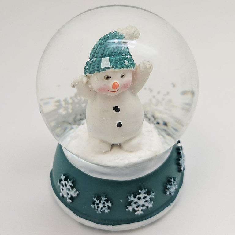 Süße Mini - Schneekugel Schneemann Hände hoch auf Sockel türkis weiße Schneeeflocke B: 45mm - Schneekugelhaus