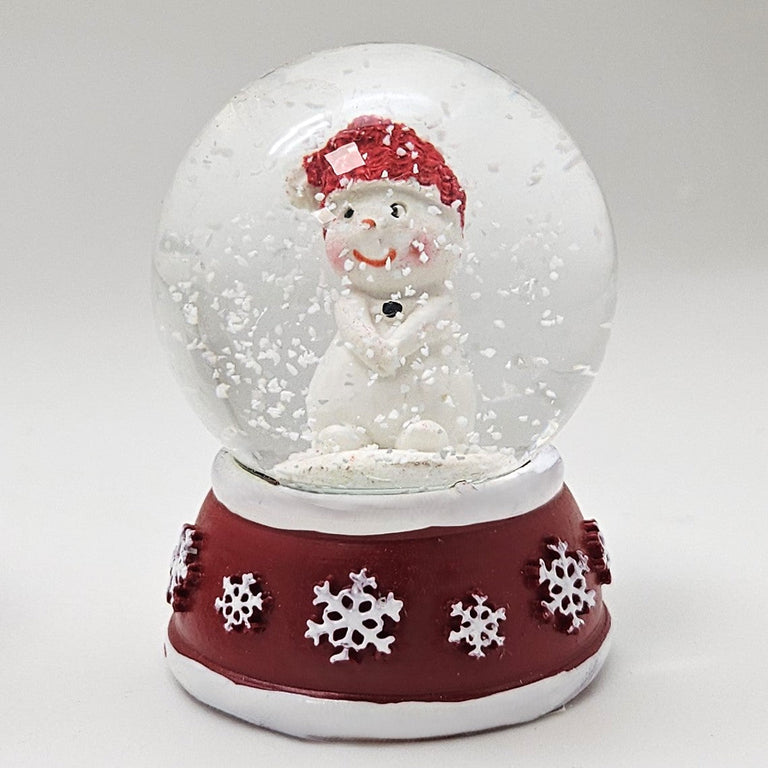 Süße Mini - Schneekugel Schneemann Hände zusammen auf Sockel rot weiße Schneeeflocke B: 45mm - Schneekugelhaus