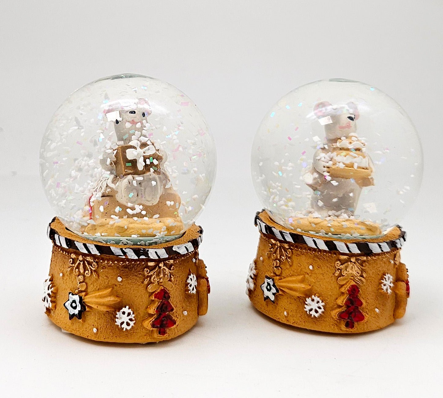 Süße Mini - Schneekugel Weihnachtsmaus Geschenkpaket auf Sockel Weihnachtsbäckerei 45 mm Durchmesser - Schneekugelhaus