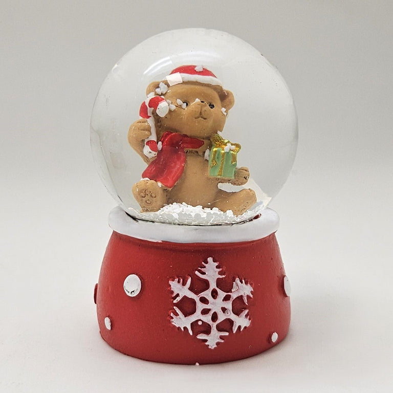 Süße Mini - Schneekugel Weihnachtsteddy auf Sockel rot weiße Schneeeflocke B: 45mm - Schneekugelhaus