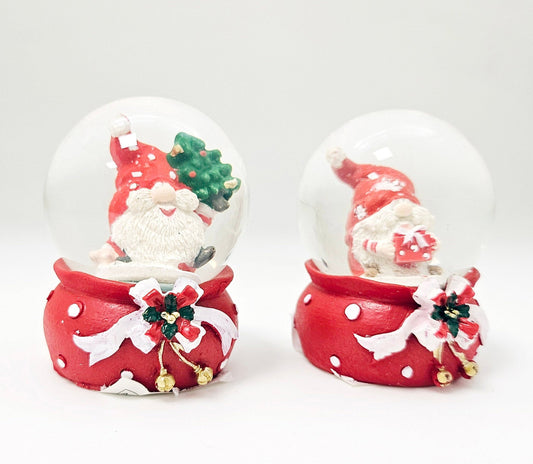 Süße Mini - Schneekugel Weihnachtswichtel Geschenkpaket auf Sockel Weihnachten rot 45 mm Durchmesser - Schneekugelhaus