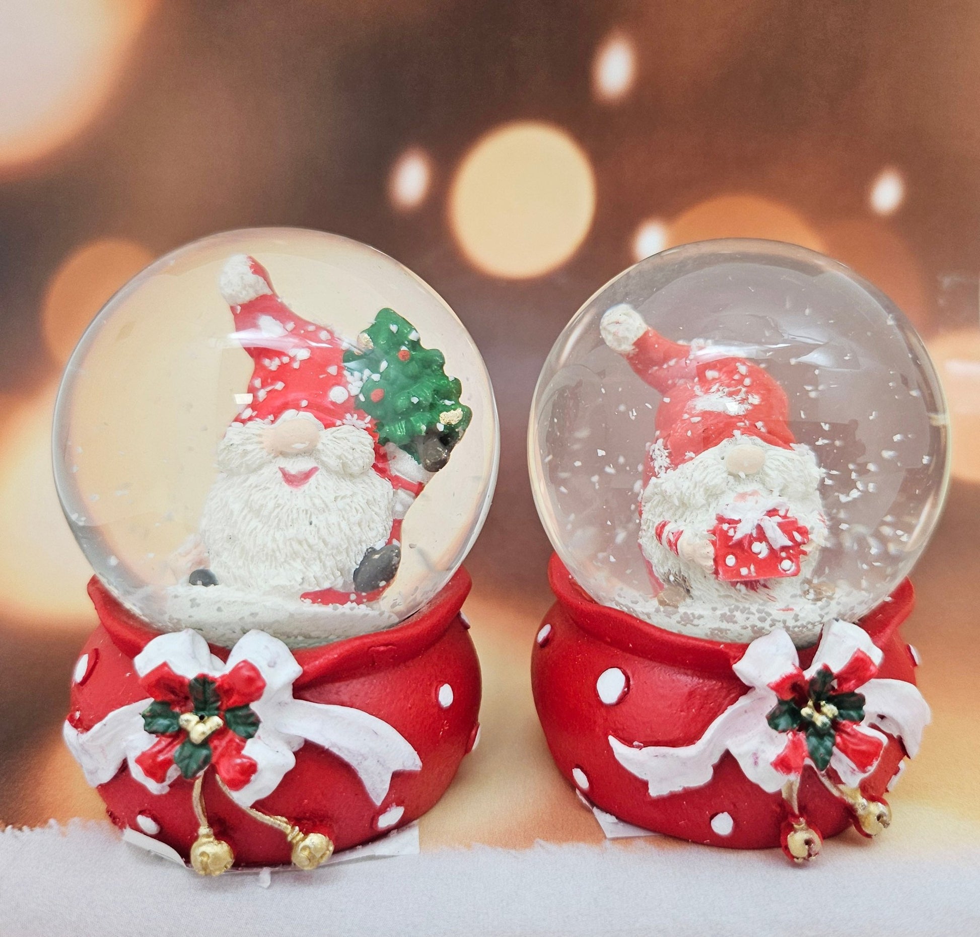 Süße Mini - Schneekugel Weihnachtswichtel Tannenbaum auf Sockel Weihnachten rot 45 mm Durchmesser - Schneekugelhaus