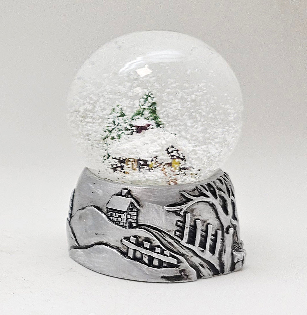 Süße Mini - Schneekugeln Berghütte auf Sockel antik silber Landschaft B: 45mm - Schneekugelhaus