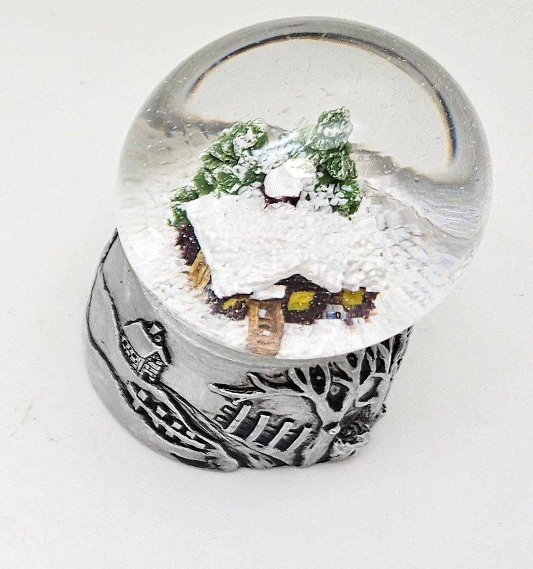 Süße Mini - Schneekugeln Berghütte auf Sockel antik silber Landschaft B: 45mm - Schneekugelhaus