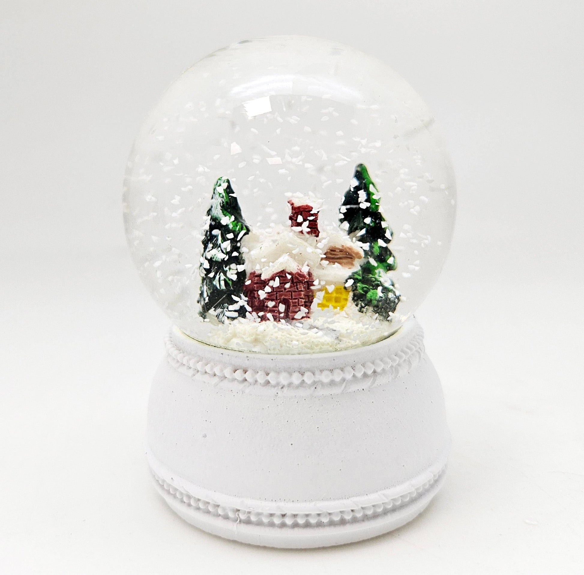 Süße Mini - Schneekugeln Berghütte mit Sockel weiß Nostalgie B: 45mm - Schneekugelhaus