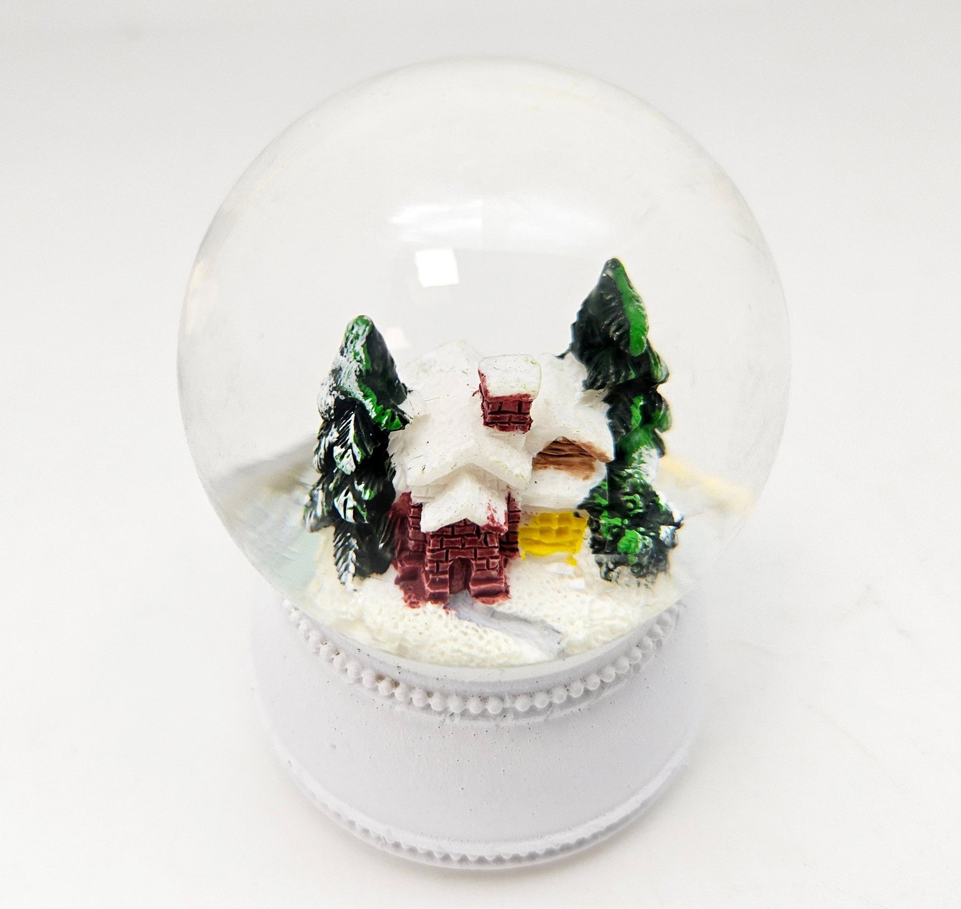 Süße Mini - Schneekugeln Berghütte mit Sockel weiß Nostalgie B: 45mm - Schneekugelhaus