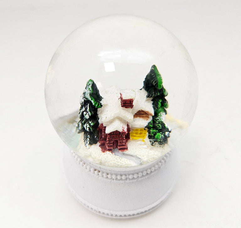 Süße Mini - Schneekugeln Berghütte mit Sockel weiß Nostalgie B: 45mm - Schneekugelhaus