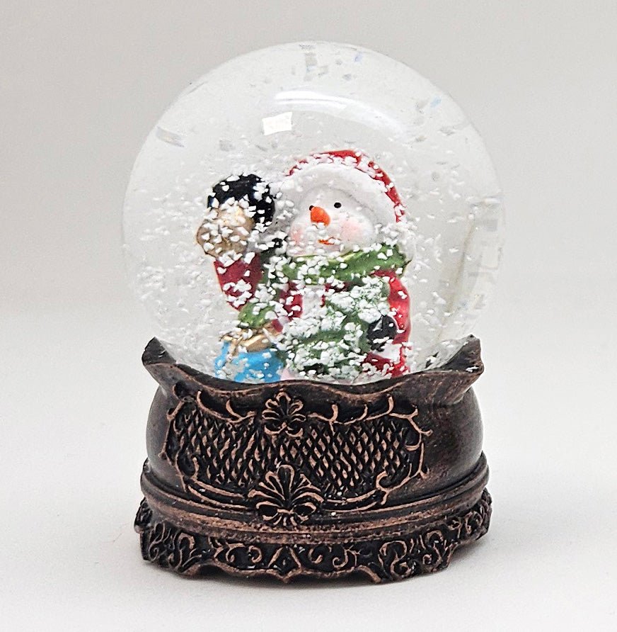 Süße Mini - Schneekugeln weihnachtlicher Schneemann auf Sockel antik kupfer Landschaft B: 45mm - Schneekugelhaus