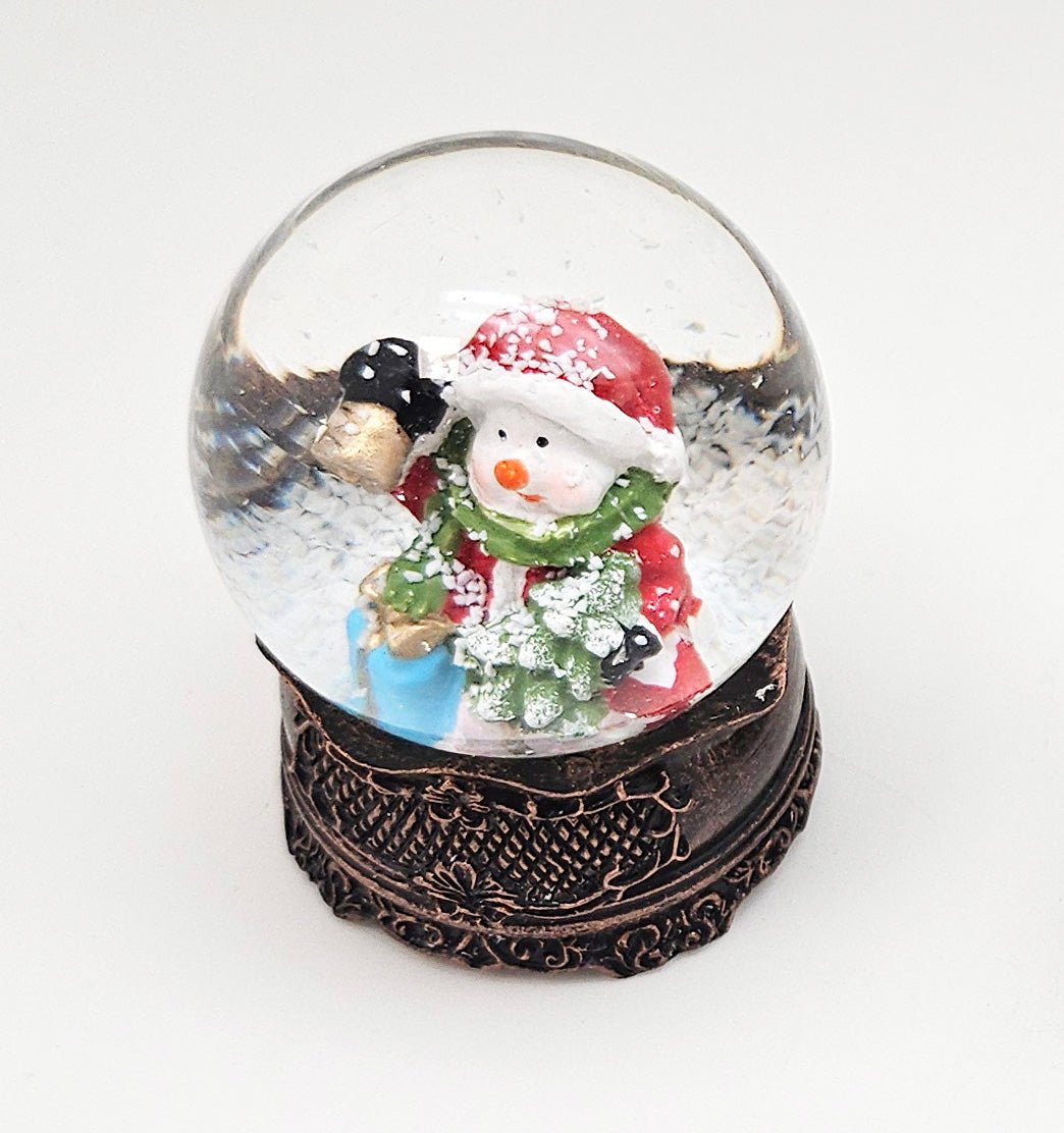 Süße Mini - Schneekugeln weihnachtlicher Schneemann auf Sockel antik kupfer Landschaft B: 45mm - Schneekugelhaus