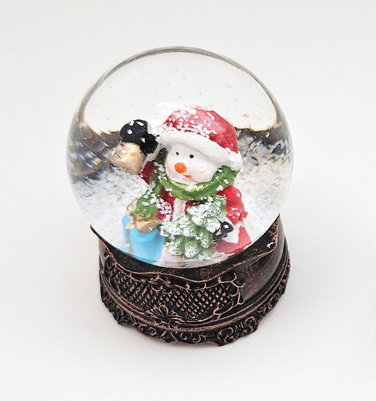 Süße Mini - Schneekugeln weihnachtlicher Schneemann auf Sockel antik kupfer Landschaft B: 45mm - Schneekugelhaus