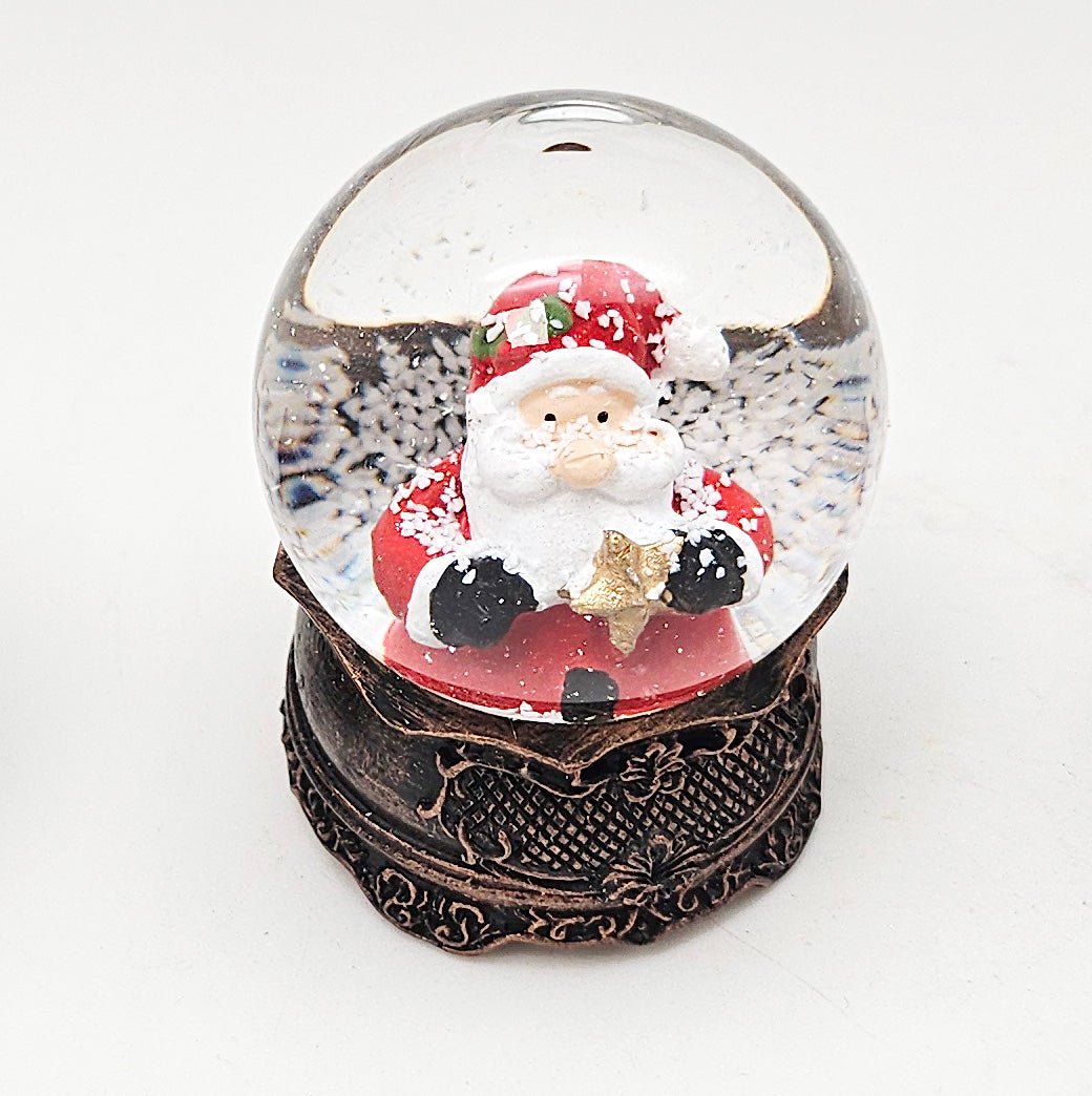 Süße Mini - Schneekugeln Weihnachtsmann auf Sockel antik kupfer Landschaft B: 45mm - Schneekugelhaus