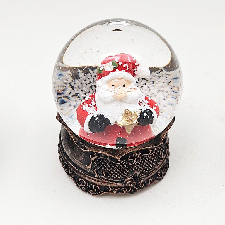 Süße Mini - Schneekugeln Weihnachtsmann auf Sockel antik kupfer Landschaft B: 45mm - Schneekugelhaus