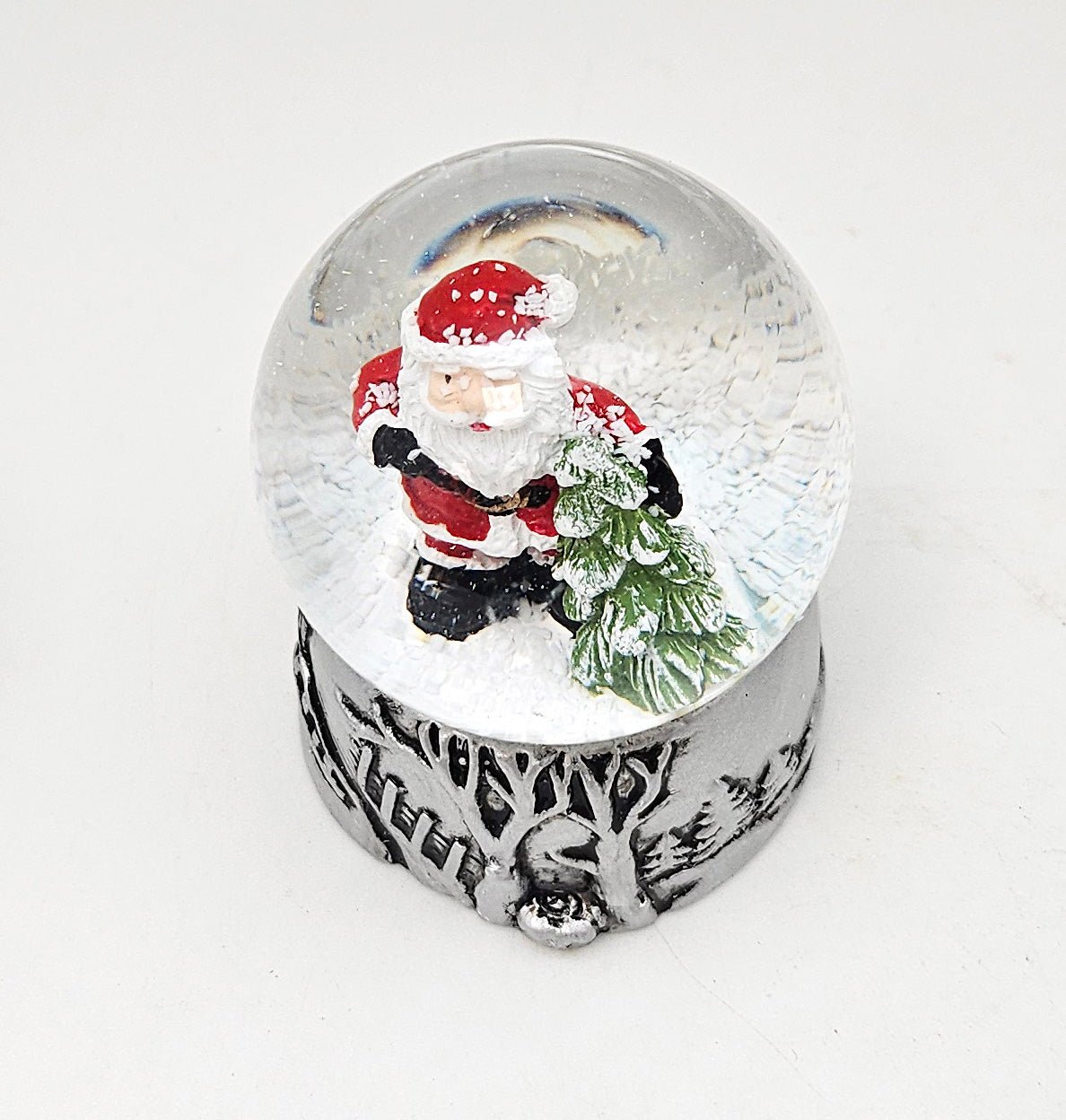 Süße Mini - Schneekugeln Weihnachtsmann mit Baum auf Sockel antik silber Landschaft B: 45mm - Schneekugelhaus