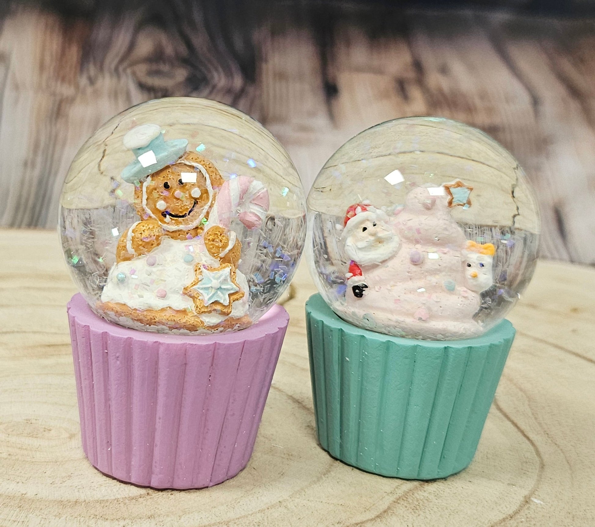 Süße Mini - Schneekugeln Weihnachtsmuffin mit Lebkuchen auf Sockel lila B: 45mm - Schneekugelhaus