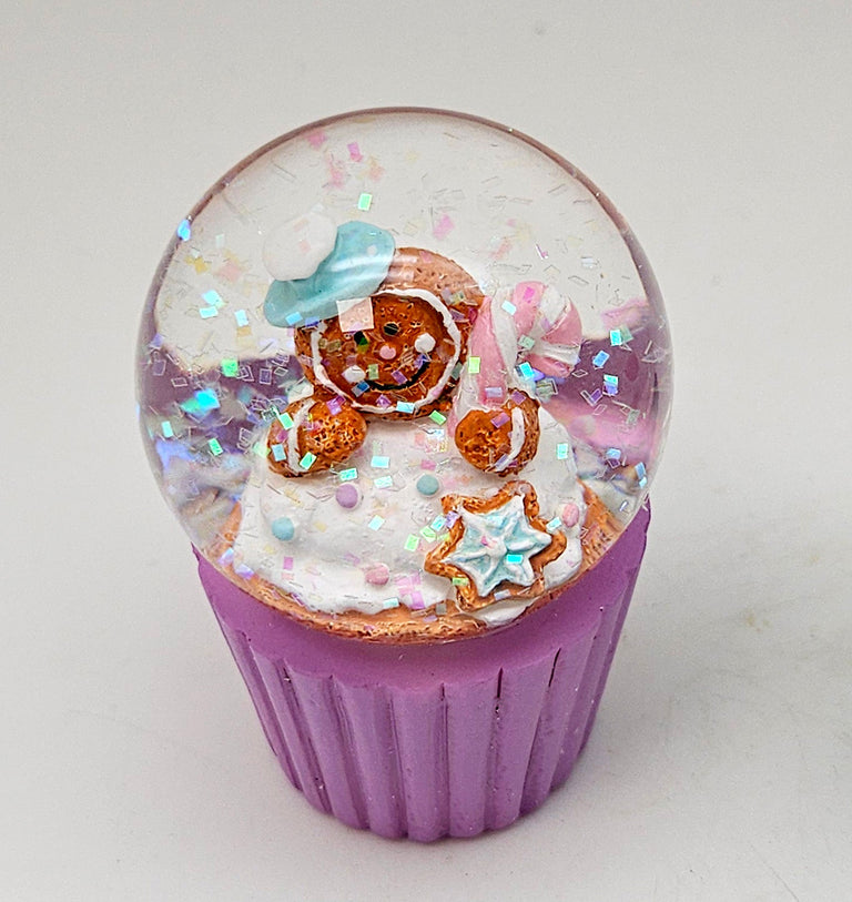 Süße Mini - Schneekugeln Weihnachtsmuffin mit Lebkuchen auf Sockel lila B: 45mm - Schneekugelhaus