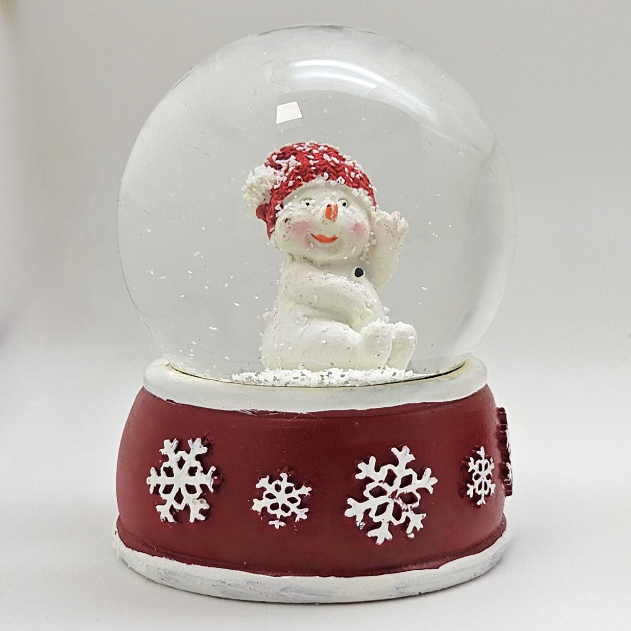 Süße Schneekugel Schneemann dreht sich auf Sockel rot weiße Schneeflocke B: 65mm - Schneekugelhaus