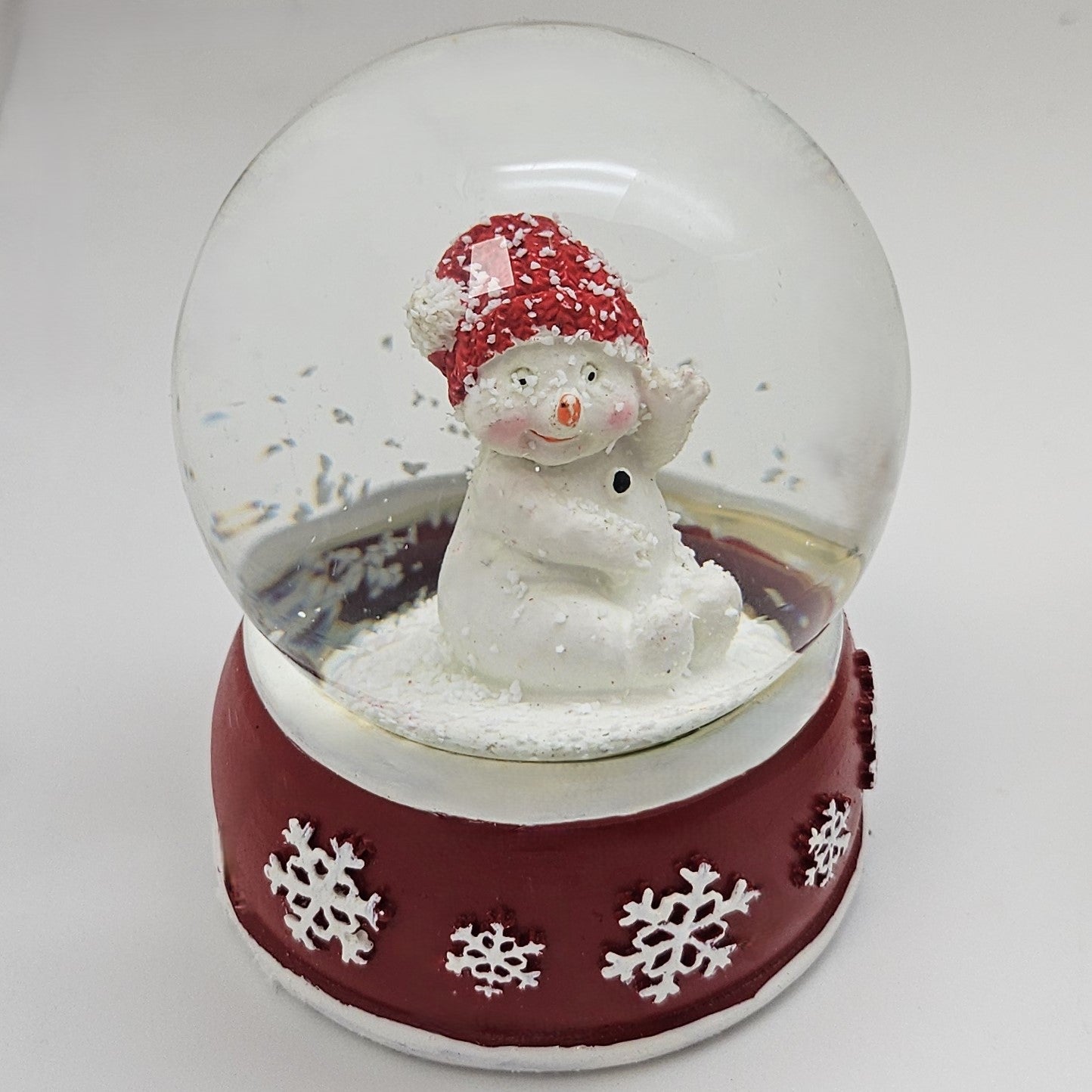 Süße Schneekugel Schneemann dreht sich auf Sockel rot weiße Schneeflocke B: 65mm - Schneekugelhaus