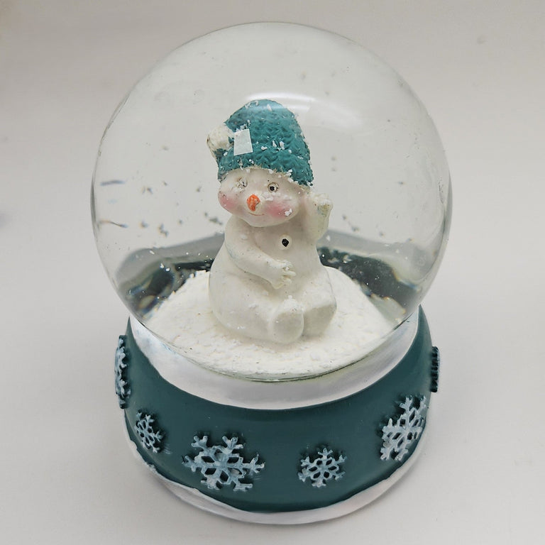 Süße Schneekugel Schneemann dreht sich auf Sockel türkis weiße Schneeflocke B: 65mm - Schneekugelhaus