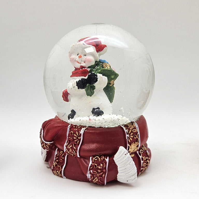 Süße Schneekugel Schneemann grüner Sack auf Sockel rot gold Winterschal B: 65mm - Schneekugelhaus