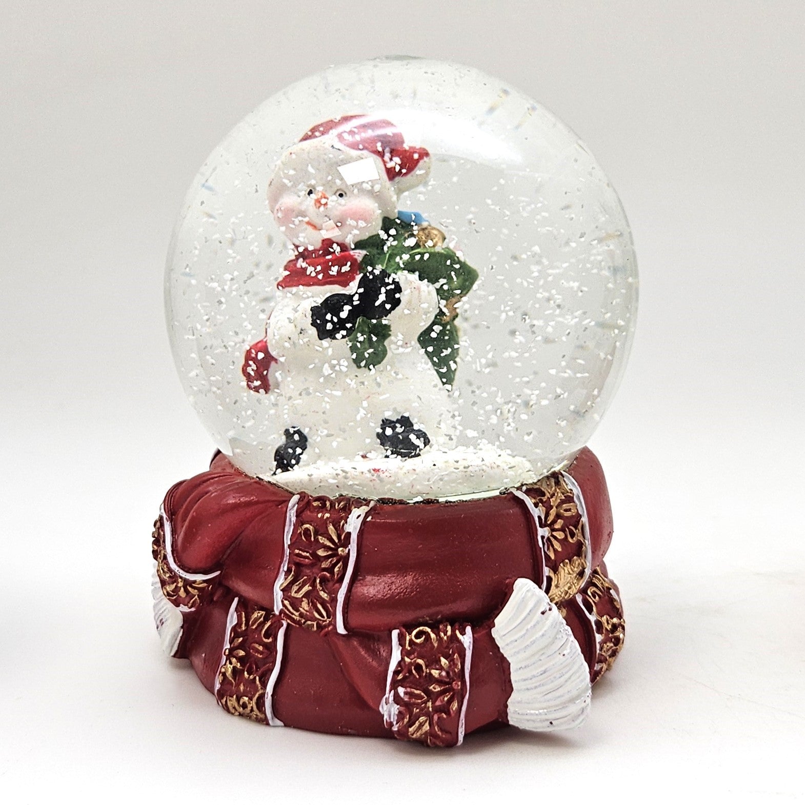 Süße Schneekugel Schneemann grüner Sack auf Sockel rot gold Winterschal B: 65mm - Schneekugelhaus