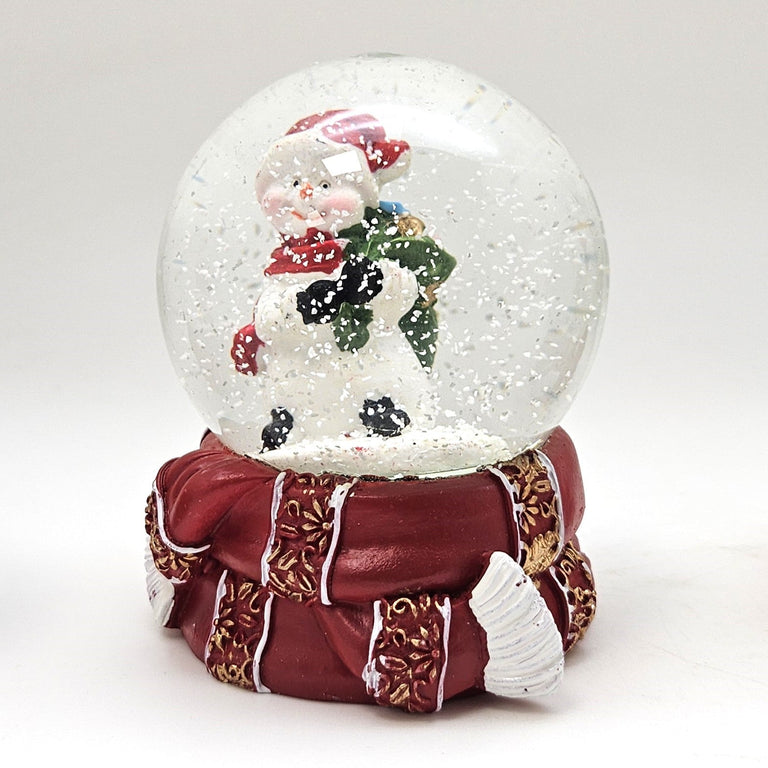 Süße Schneekugel Schneemann grüner Sack auf Sockel rot gold Winterschal B: 65mm - Schneekugelhaus