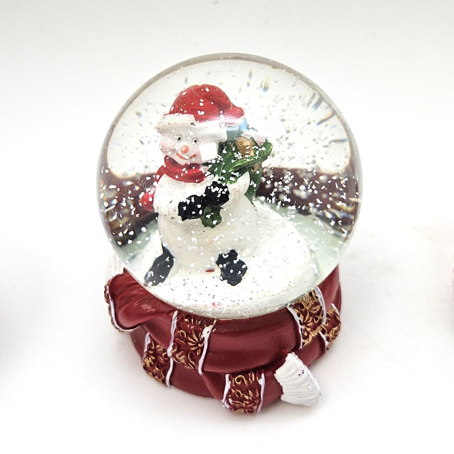 Süße Schneekugel Schneemann grüner Sack auf Sockel rot gold Winterschal B: 65mm - Schneekugelhaus