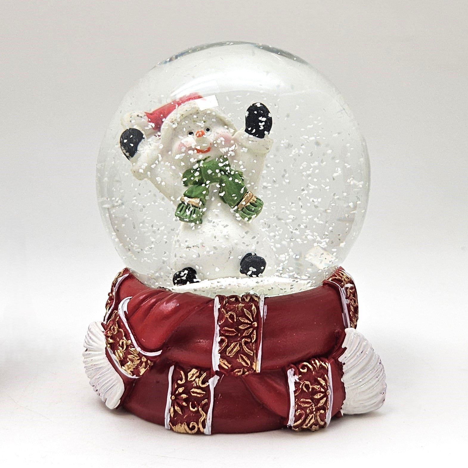 Süße Schneekugel Schneemann grüner Schal auf Sockel rot gold Winterschal B: 65mm - Schneekugelhaus