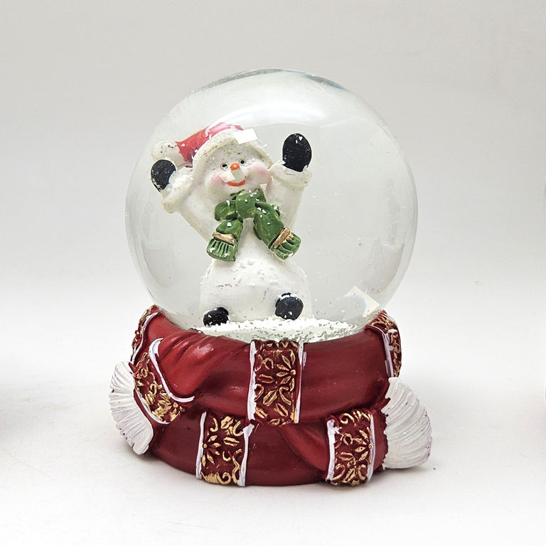 Süße Schneekugel Schneemann grüner Schal auf Sockel rot gold Winterschal B: 65mm - Schneekugelhaus