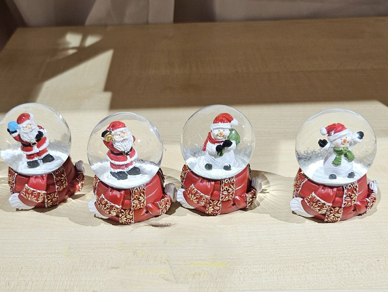 Süße Schneekugel Schneemann grüner Schal auf Sockel rot gold Winterschal B: 65mm - Schneekugelhaus