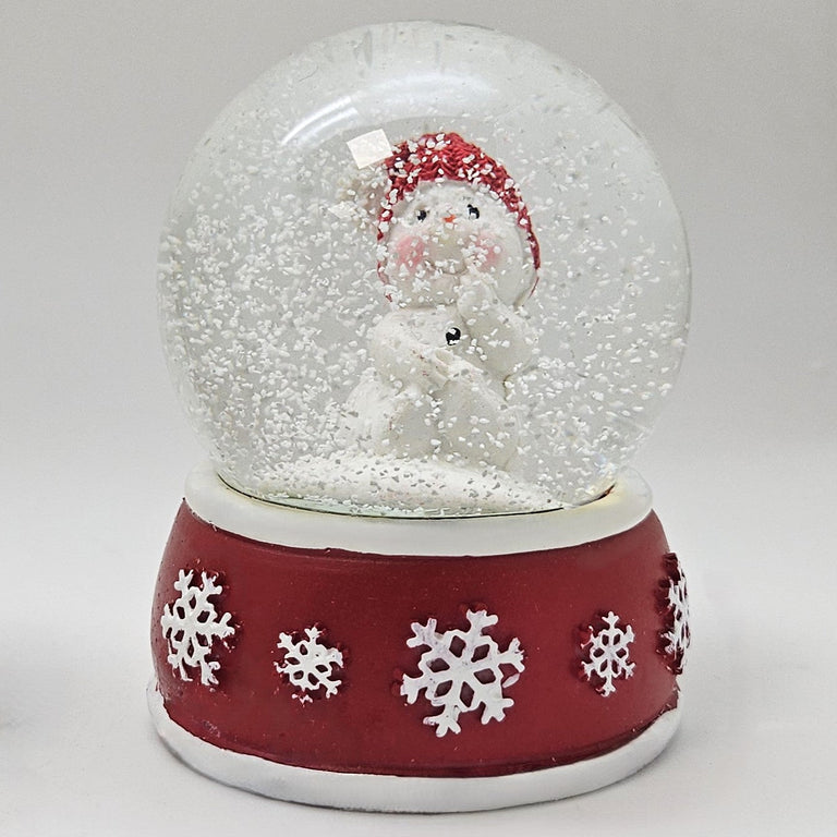 Süße Schneekugel Schneemann Hand am Mund auf Sockel rot weiße Schneeflocke B: 65mm - Schneekugelhaus
