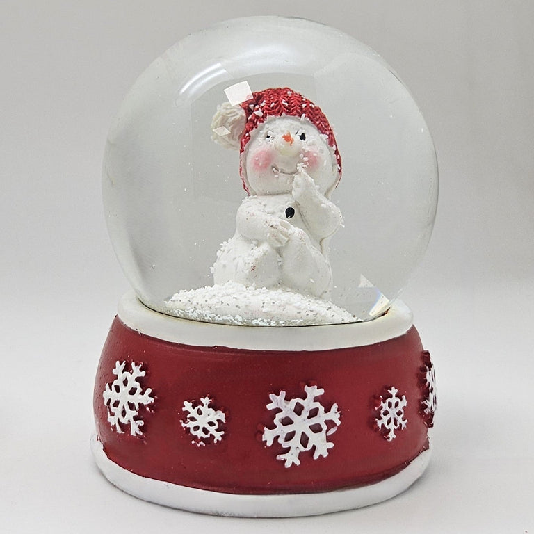 Süße Schneekugel Schneemann Hand am Mund auf Sockel rot weiße Schneeflocke B: 65mm - Schneekugelhaus