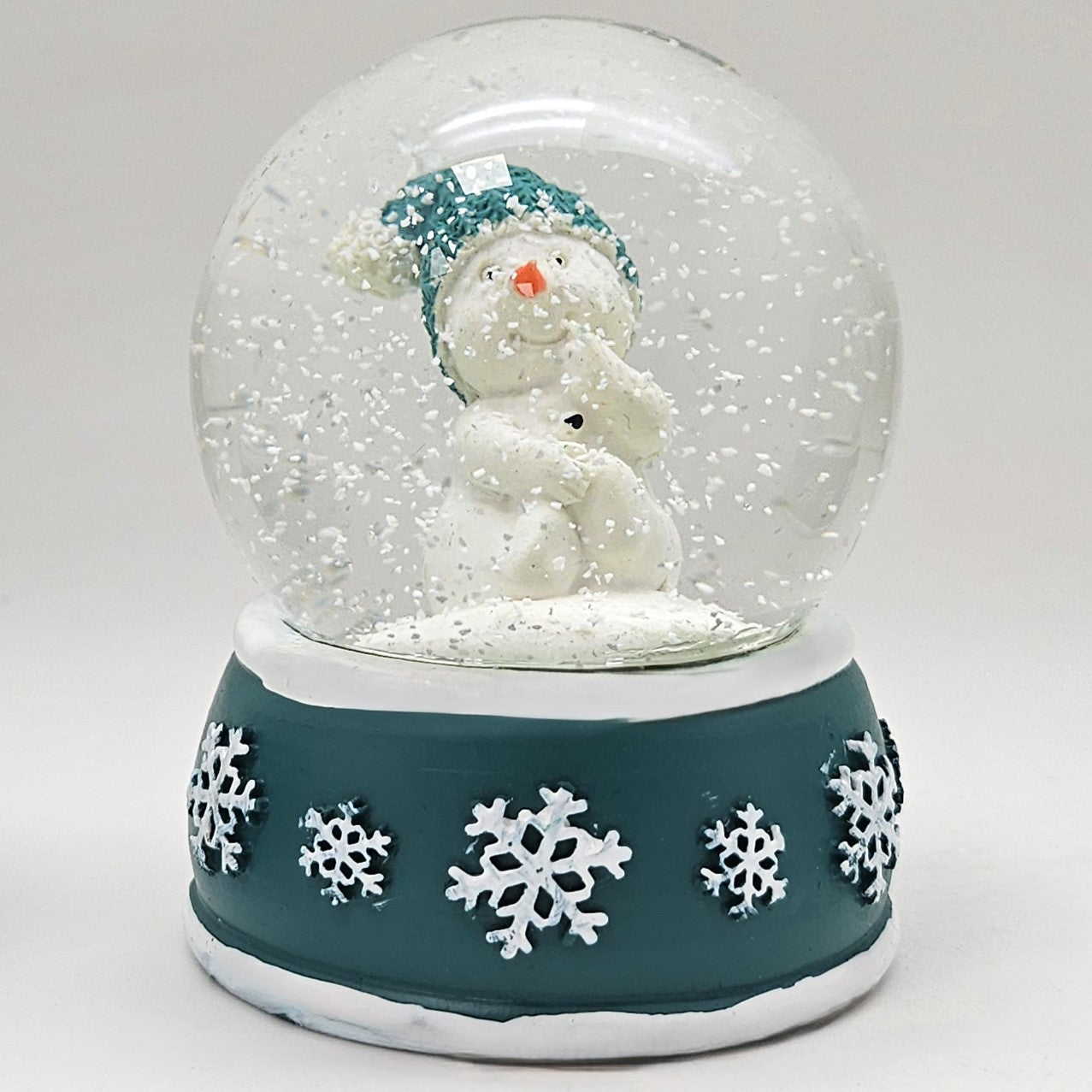 Süße Schneekugel Schneemann Hand am Mund auf Sockel türkis weiße Schneeflocke B: 65mm - Schneekugelhaus