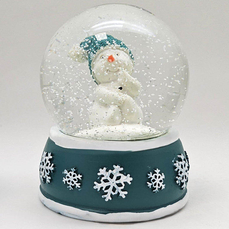 Süße Schneekugel Schneemann Hand am Mund auf Sockel türkis weiße Schneeflocke B: 65mm - Schneekugelhaus
