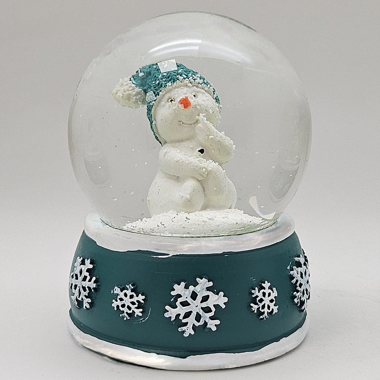 Süße Schneekugel Schneemann Hand am Mund auf Sockel türkis weiße Schneeflocke B: 65mm - Schneekugelhaus