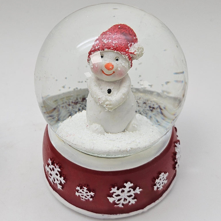 Süße Schneekugel Schneemann Hände zusammen auf Sockel rot weiße Schneeflocke B: 65mm - Schneekugelhaus